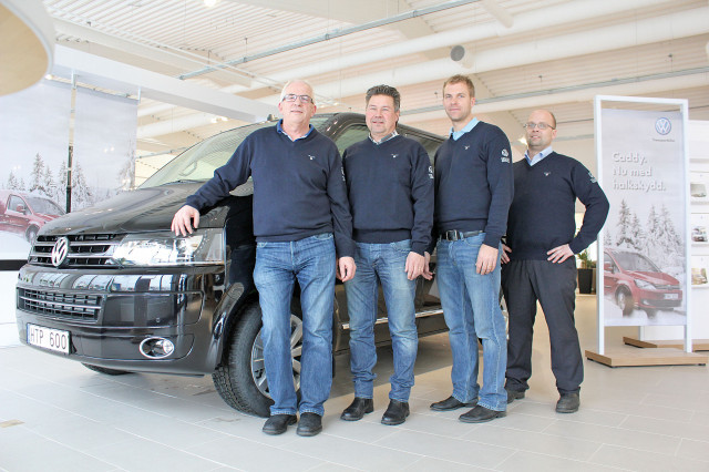 Leif Ekström, försäljningschef, Christer Karlsson, säljare, Mikael Ekström, säljare och Gery Johansson, servicemarknadschef framför nyheten Volkswagens Multivan Business Edition.