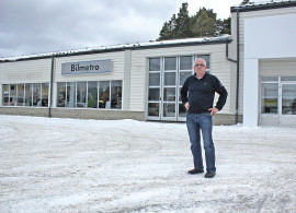 Leif Ekström, försäljningschef, framför Bilmetro transports nya lokal.